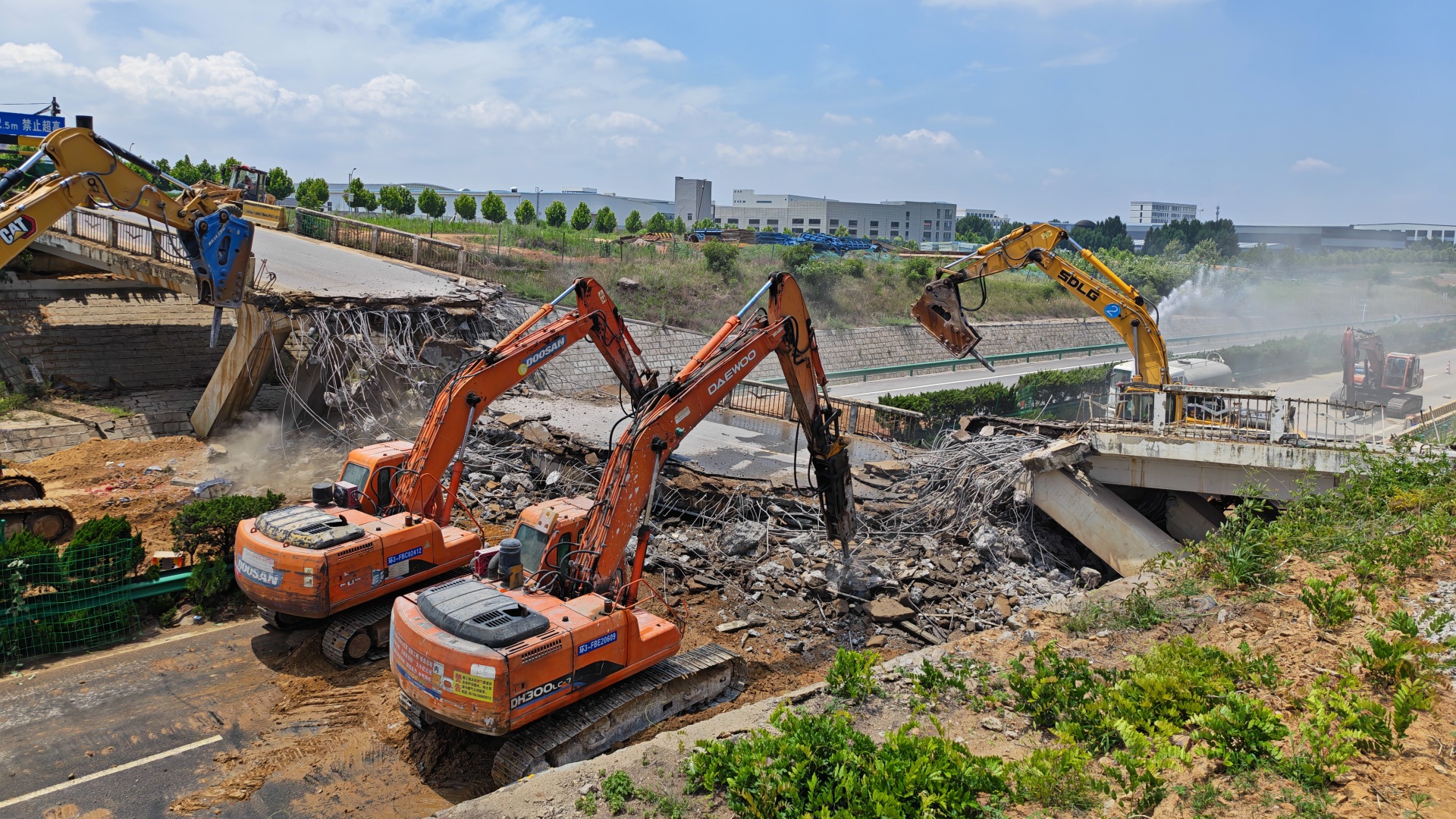 图2 青兰高速改扩建工程跨线桥拆除现场